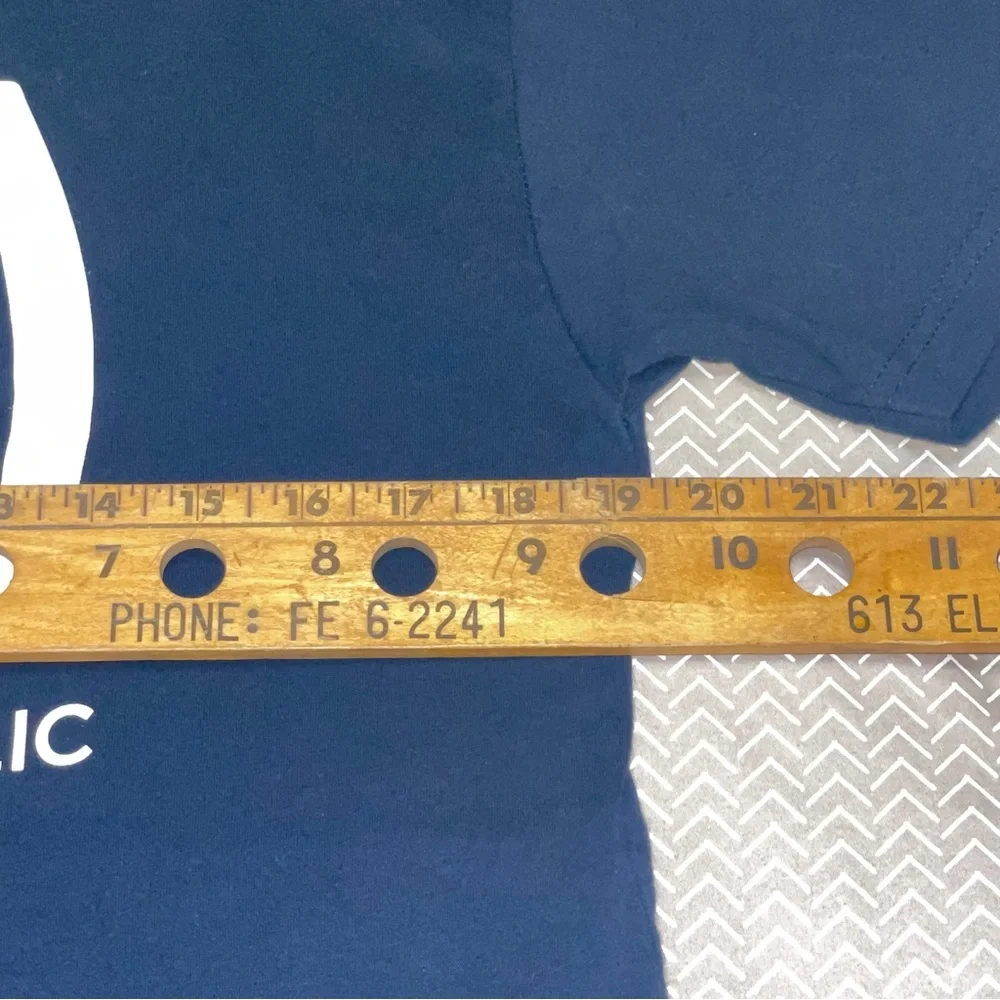 Banana Republic Blue Short Sleeve Tee with Graphic Design‎